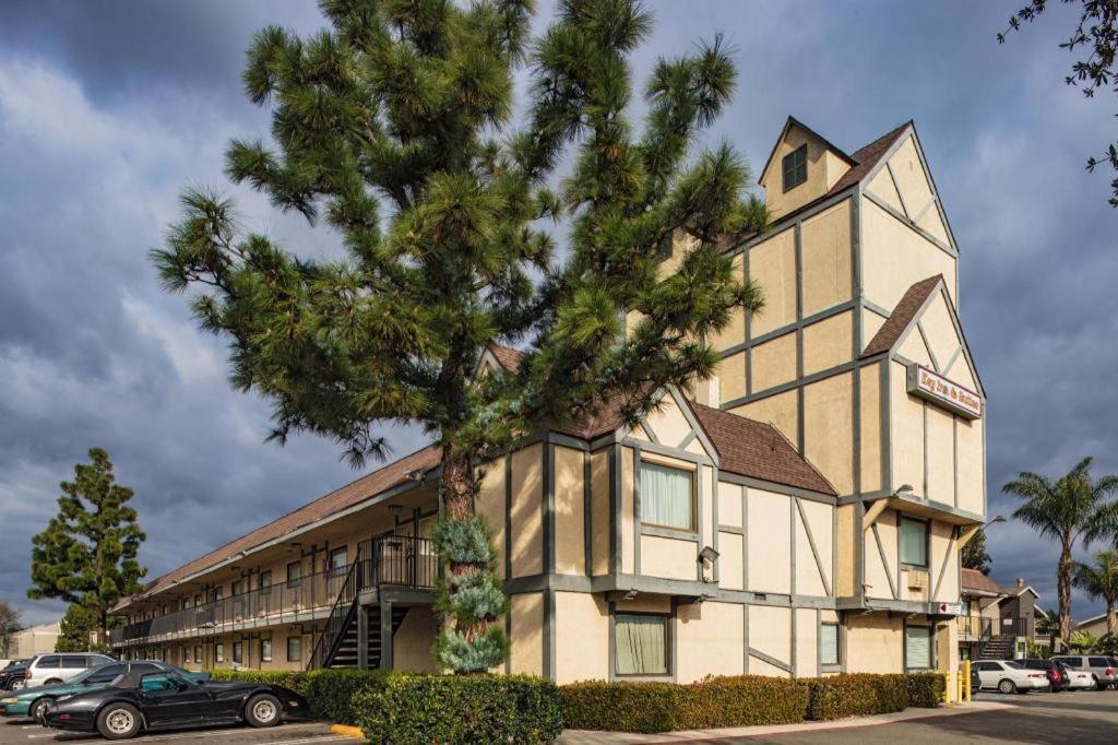 Lemon Heights Inn Тастин Экстерьер фото